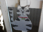 W - Sitting Cat = Grey Tabby